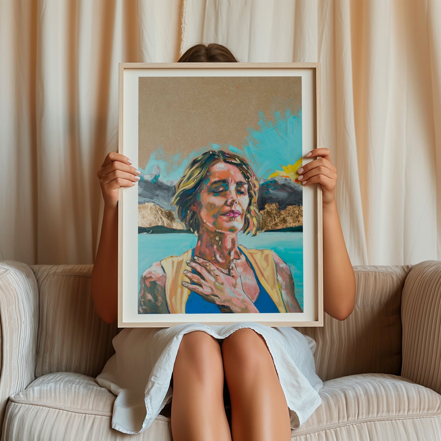 femme assise sur un fauteuil portant le tirage d'art de Compassion avec un cadre en bois