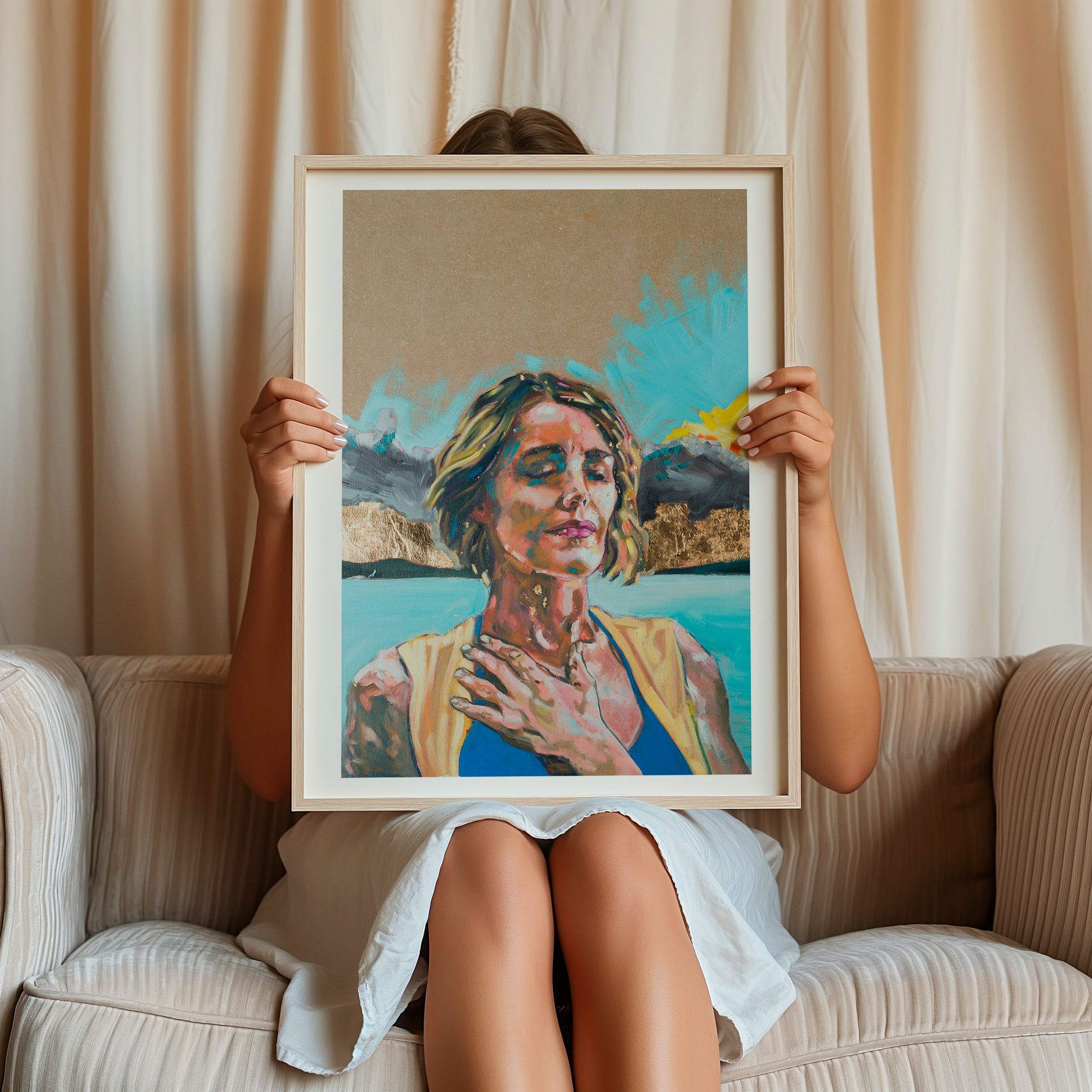 femme assise sur un fauteuil portant le tirage d'art de Compassion avec un cadre en bois