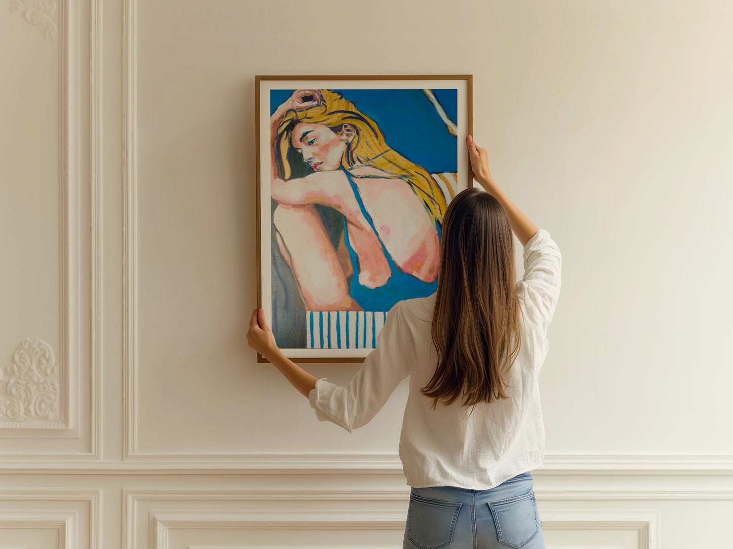 femme qui accroche le tirage d'art Justine