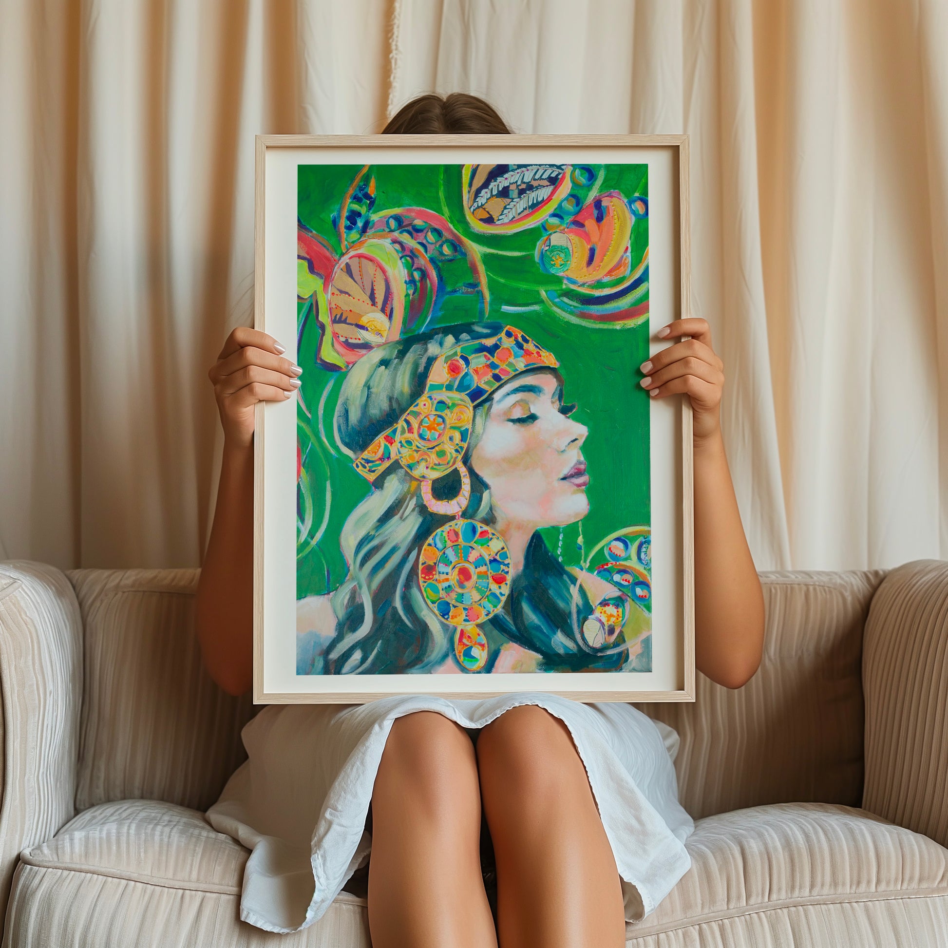 femme assise sur un fauteuil portant le tirage d'art de La premiere fois avec un cadre en bois