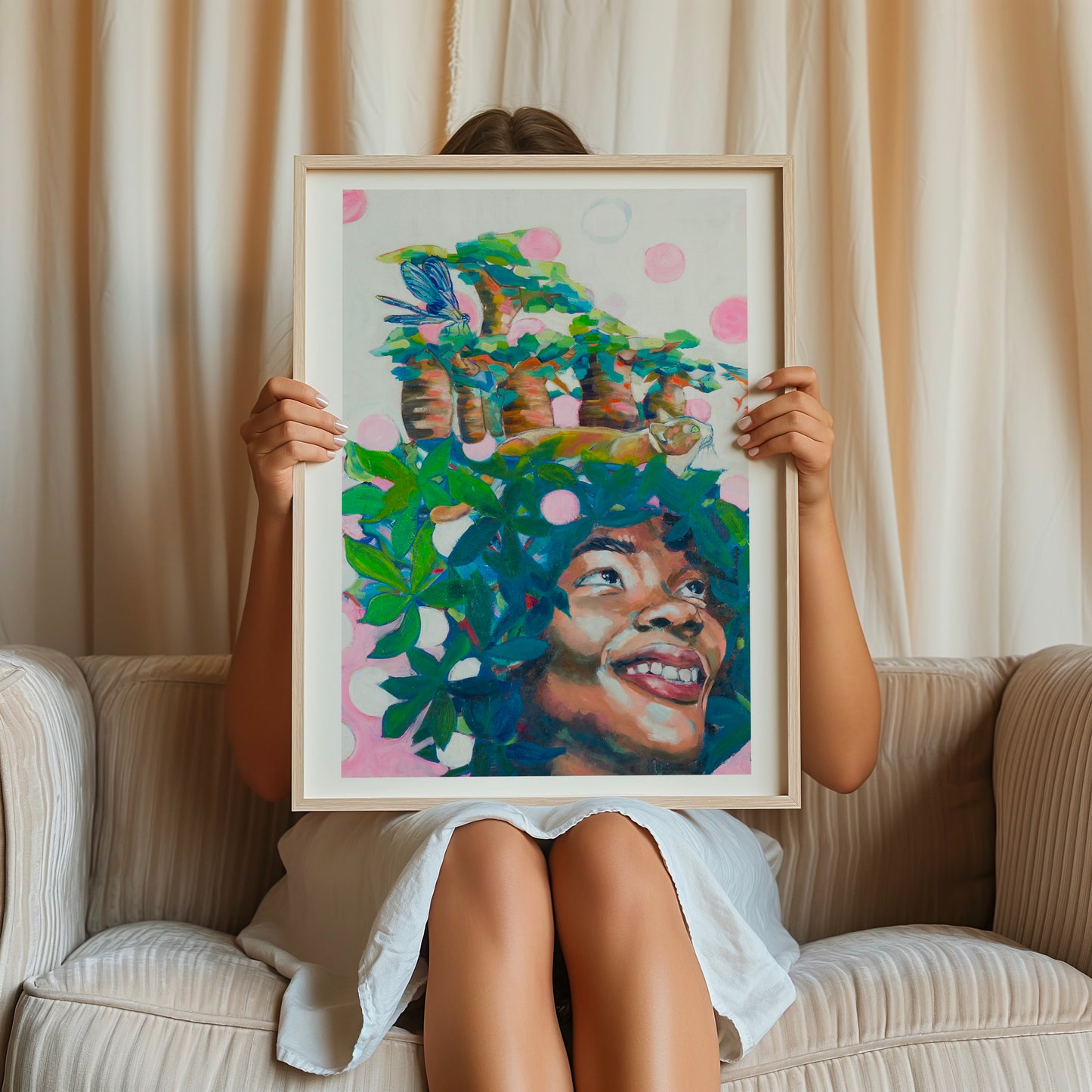 femme assise sur un fauteuil portant le tirage d'art de La vie en rose avec un cadre en bois