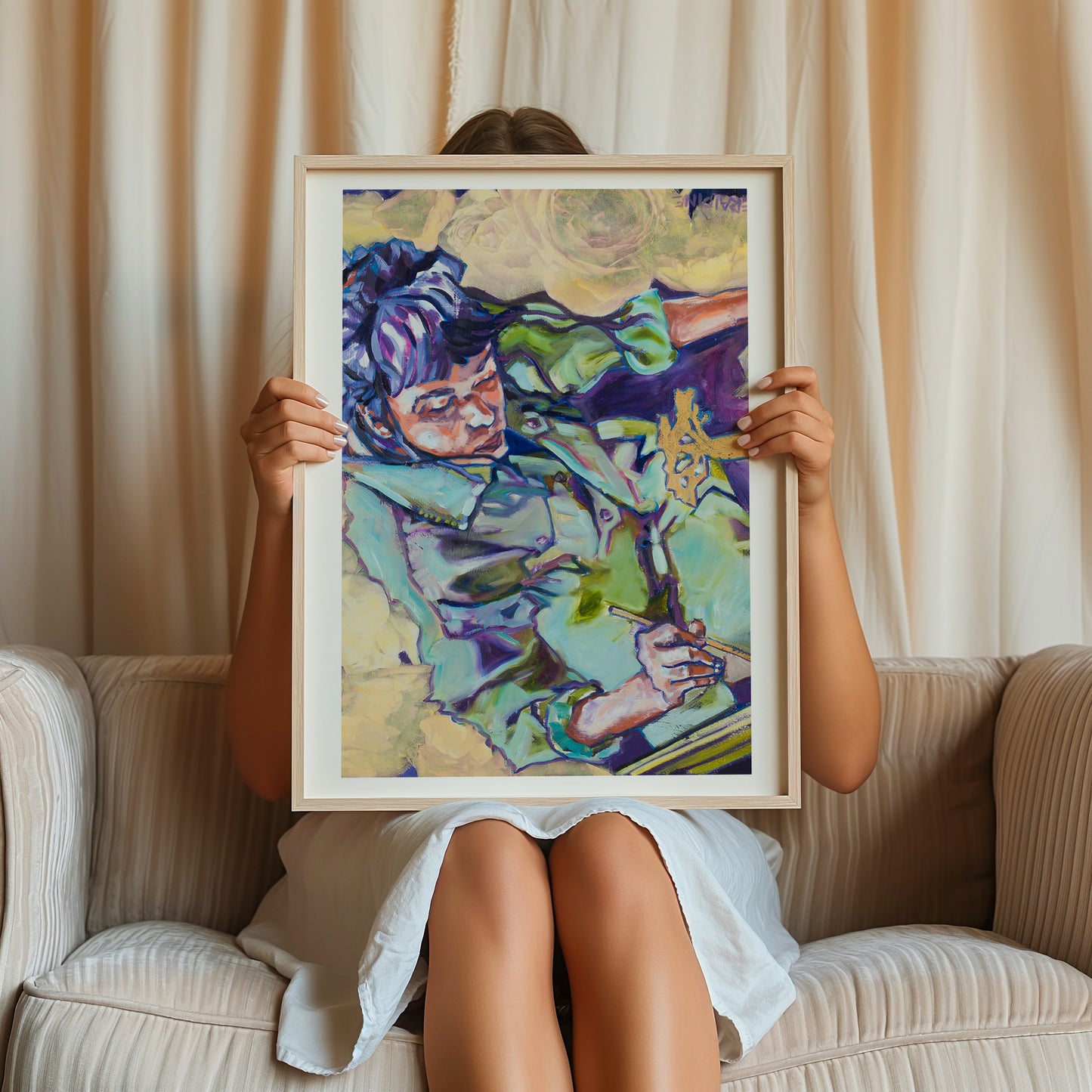 femme assise sur un fauteuil portant le tirage d'art de Mon jardin avec un cadre en bois