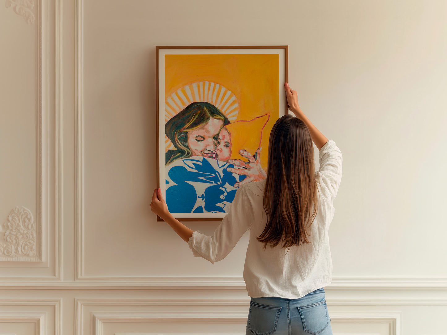 femme qui accroche le tirage d'art Un ange passe