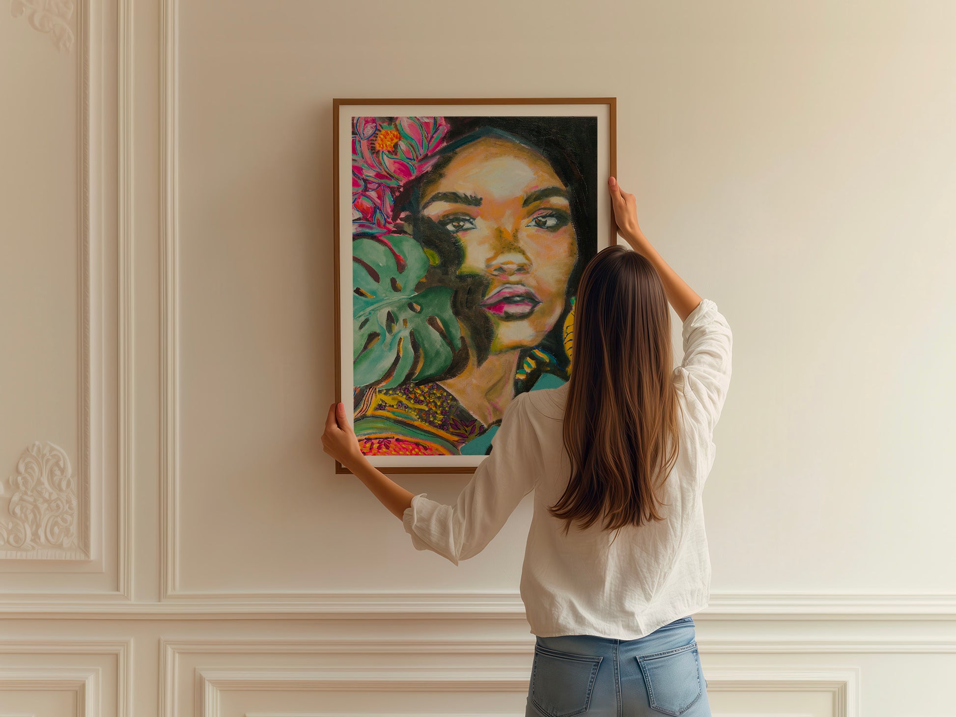 femme qui accroche le tirage d'art ombredelafeuille