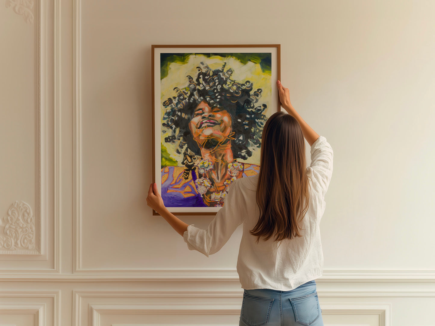 femme qui accroche le tirage d'art La force du baobab