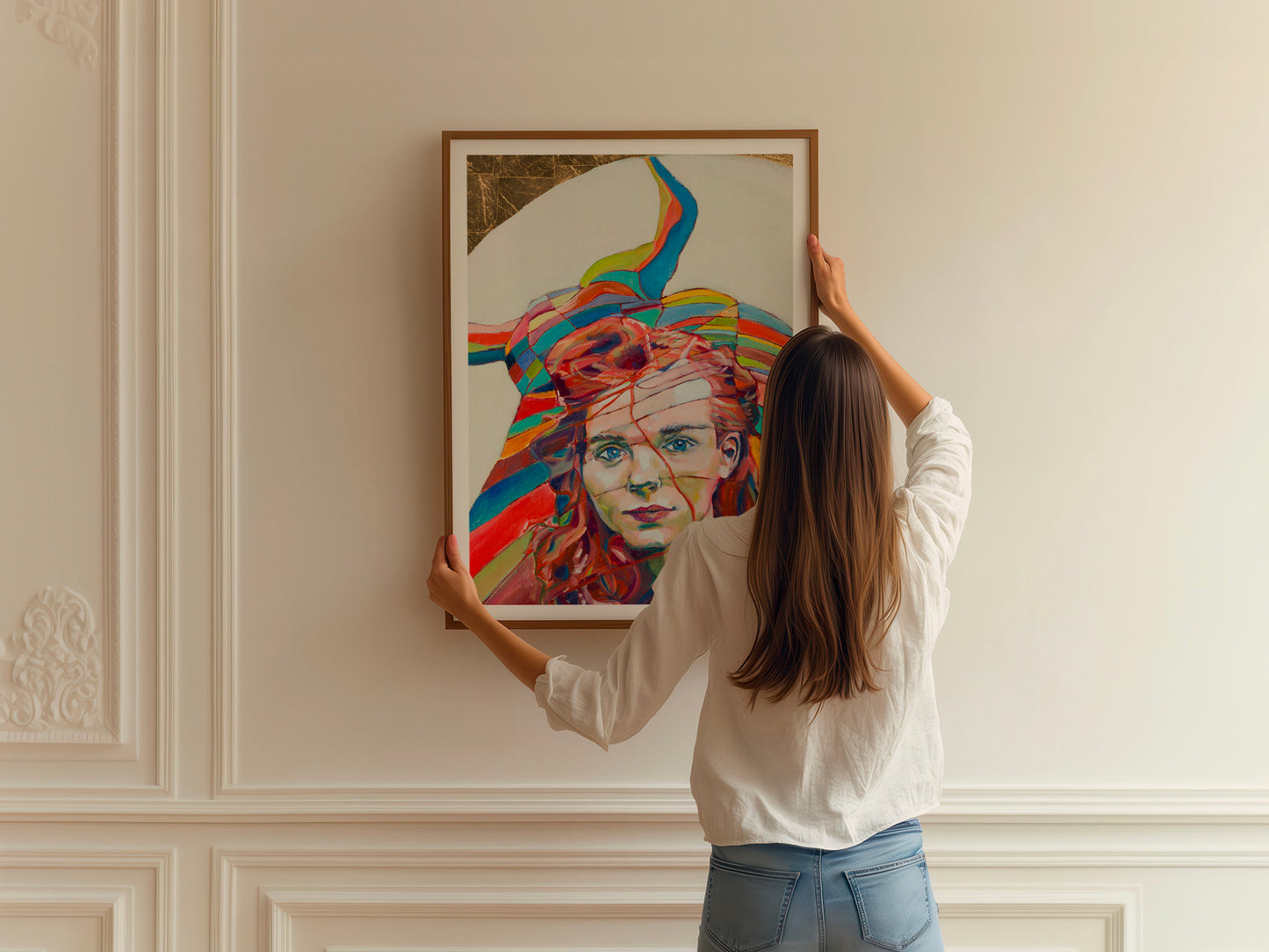 femme qui accroche le tirage d'art resistante